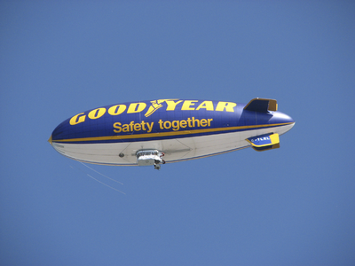 908074 Afbeelding van een Goodyear-reclamezeppelin, boven de Oudenoord te Utrecht, vanuit een tuin aan de Lauwerecht.